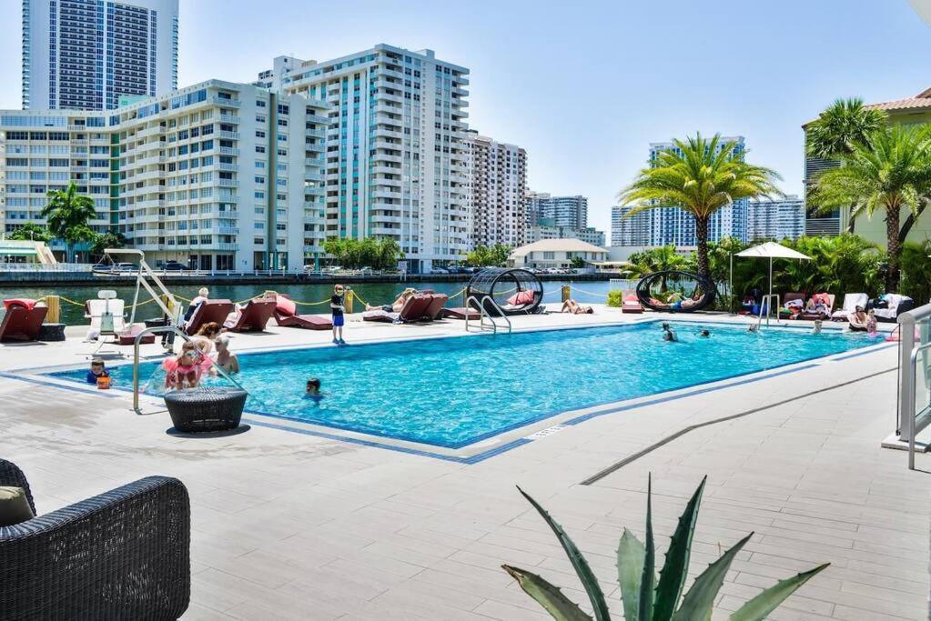 2Bd 2Ba Condo @Beachwalk Resort W/Pool Hallandale Beach Kültér fotó